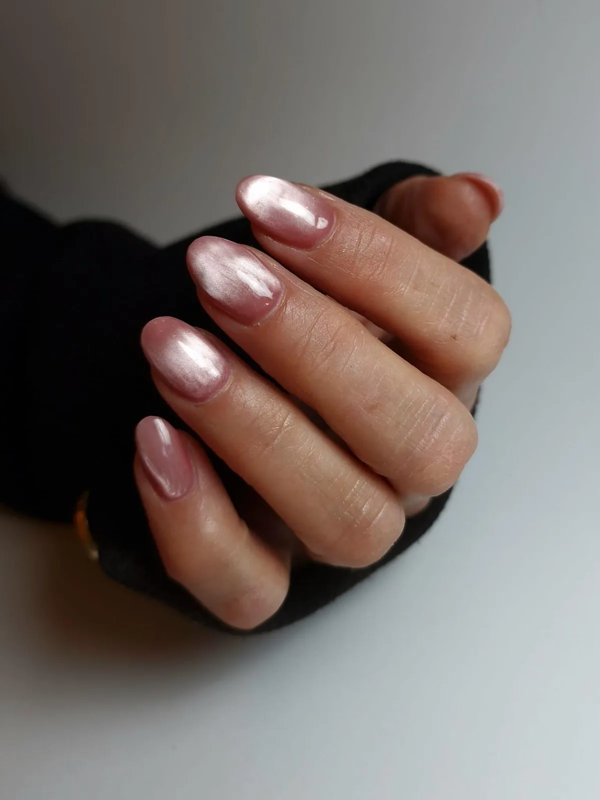 Roze parelglans op amandelvormige nagels