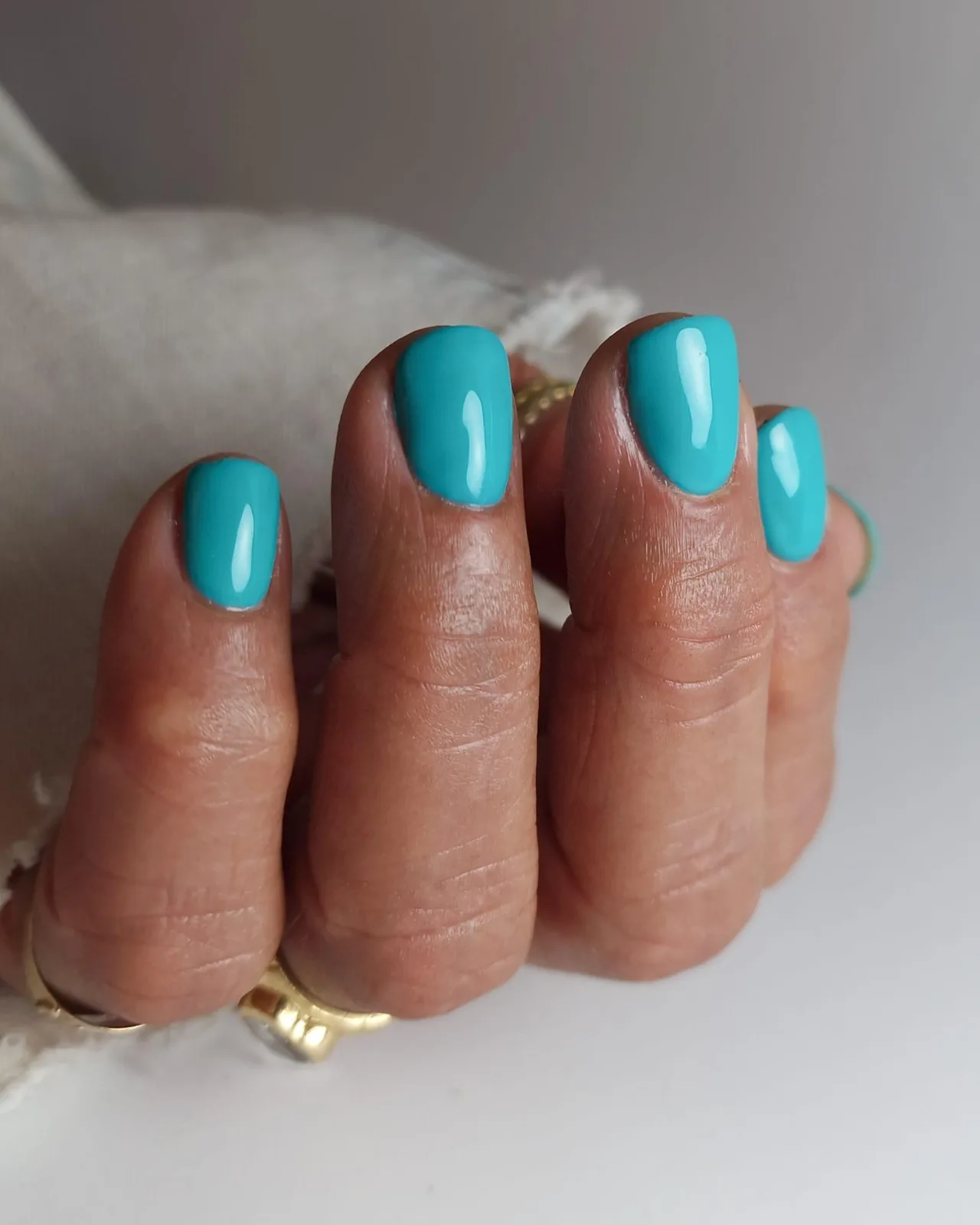 Turquoise glans op korte vierkante nagels