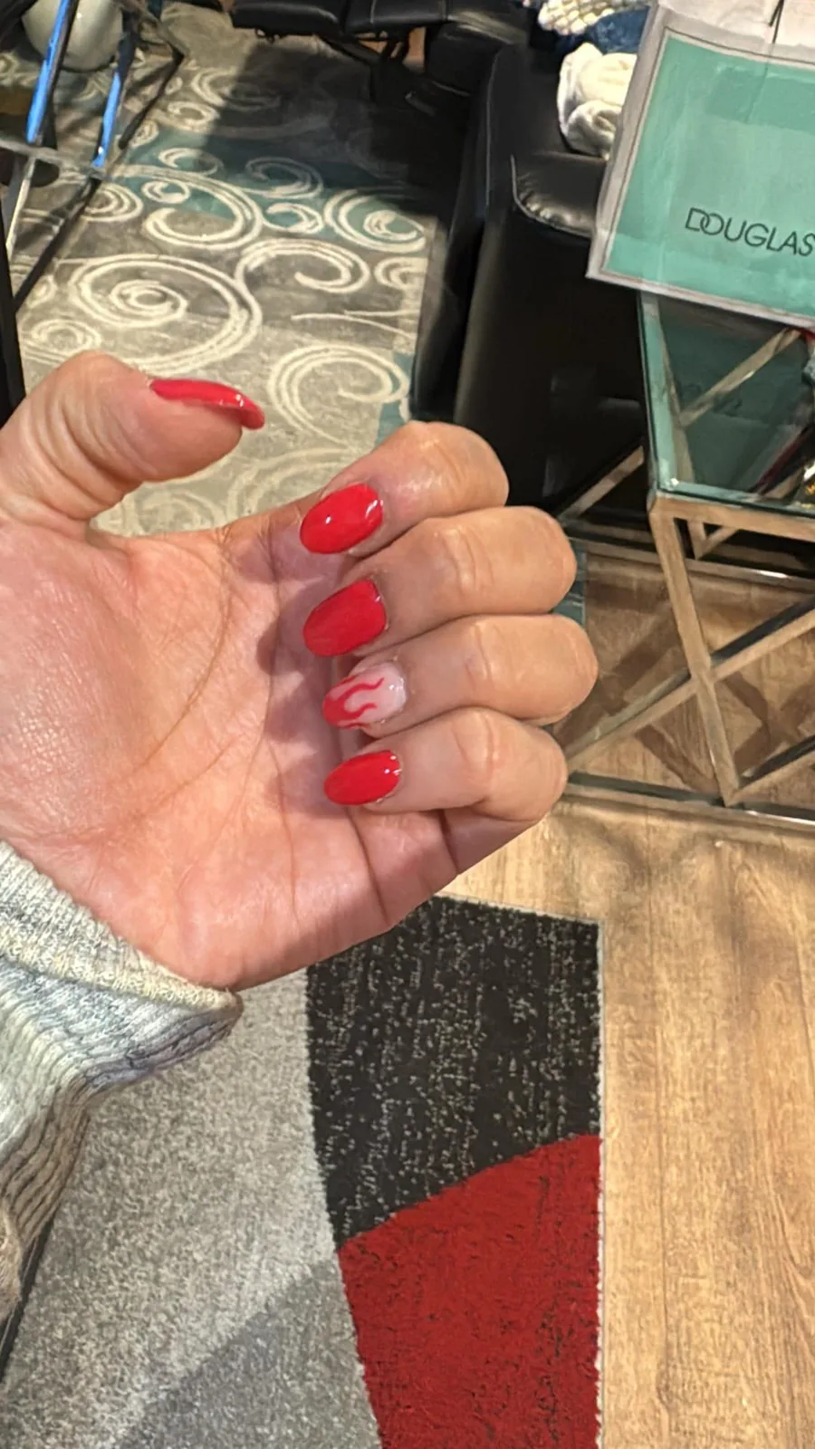 Koraalroze kleur op lange nagels