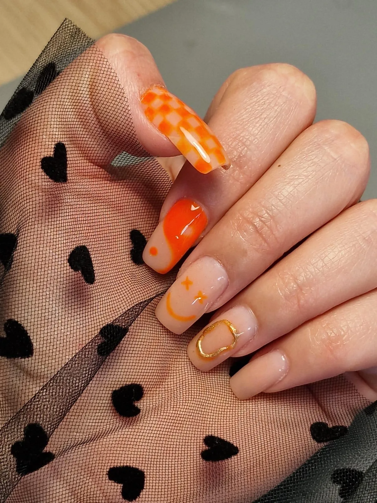 Oranje nagels met lichte golvende details