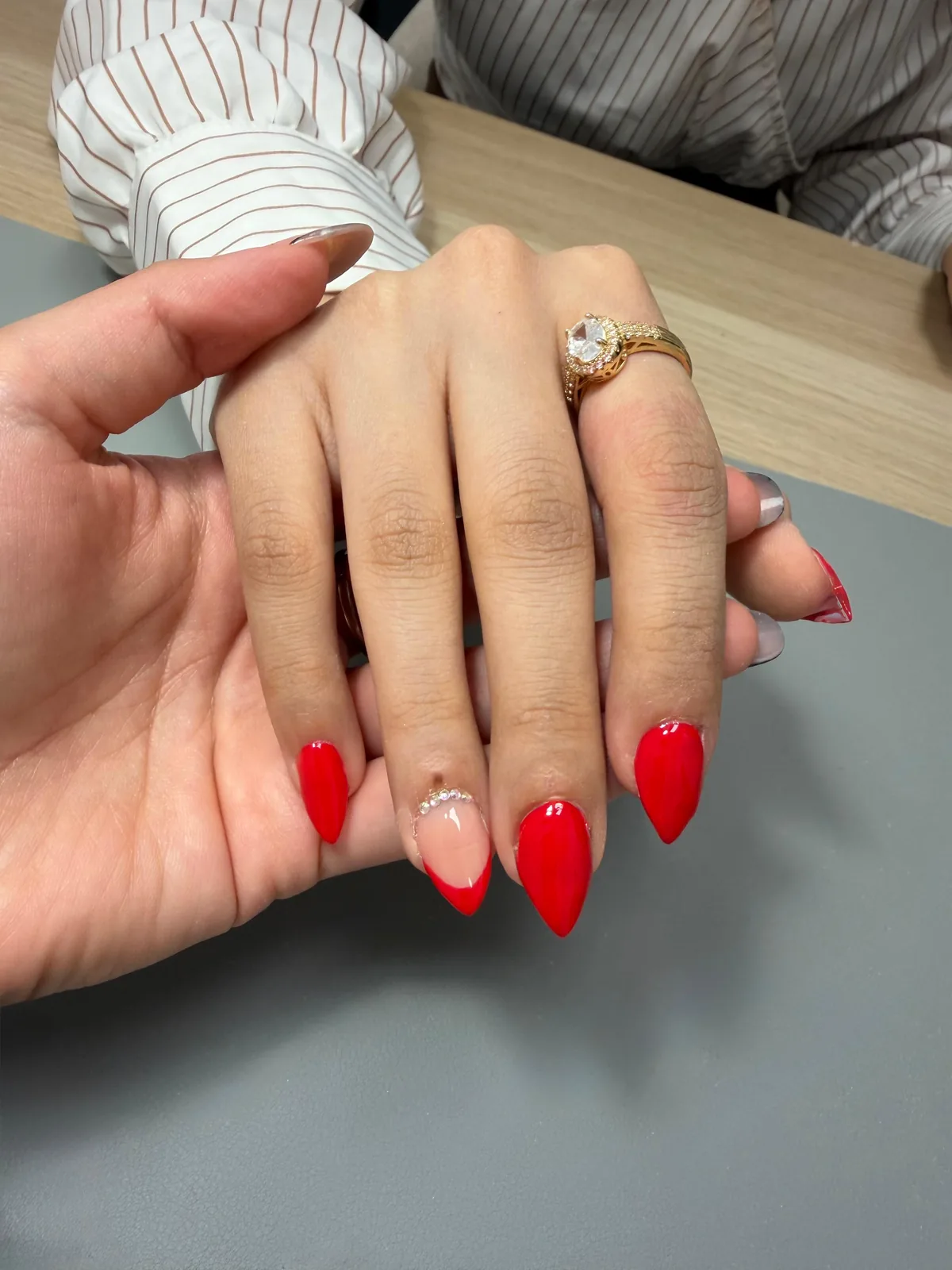 Glanzende rode amandelvormige nagels