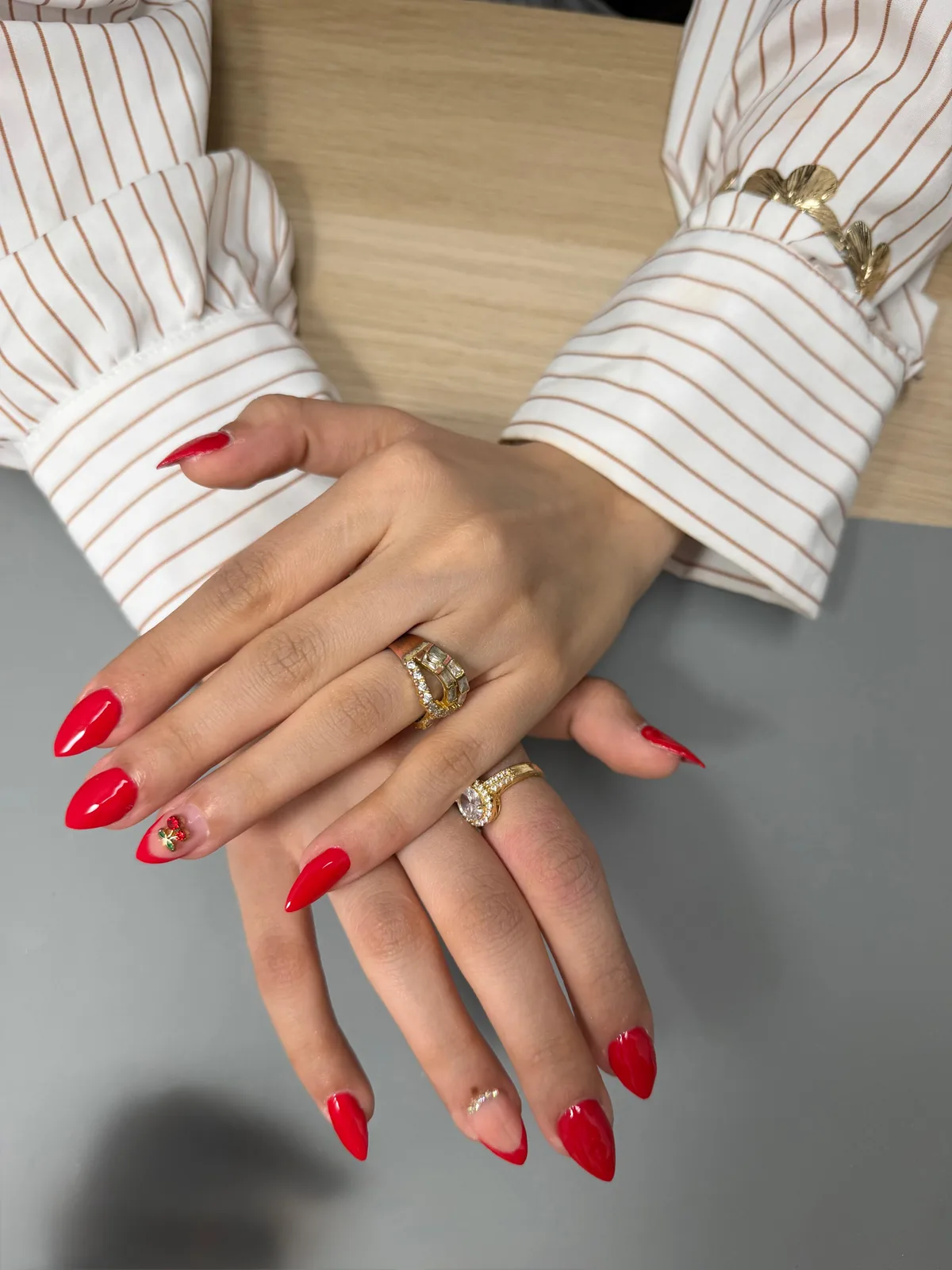 Rode puntige nagels bij een gestreepte blouse