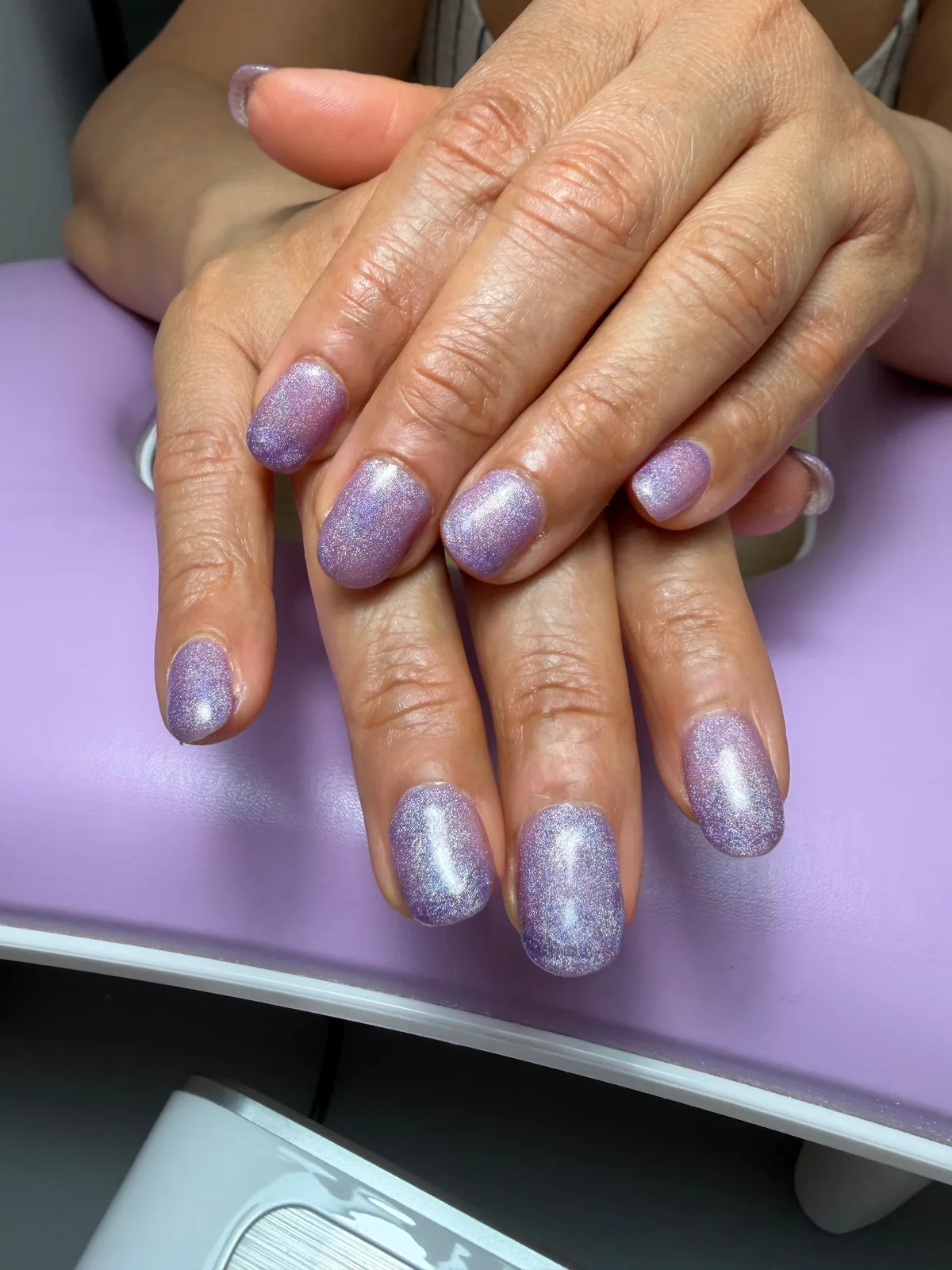 Lila parelglans op amandelvormige nagels