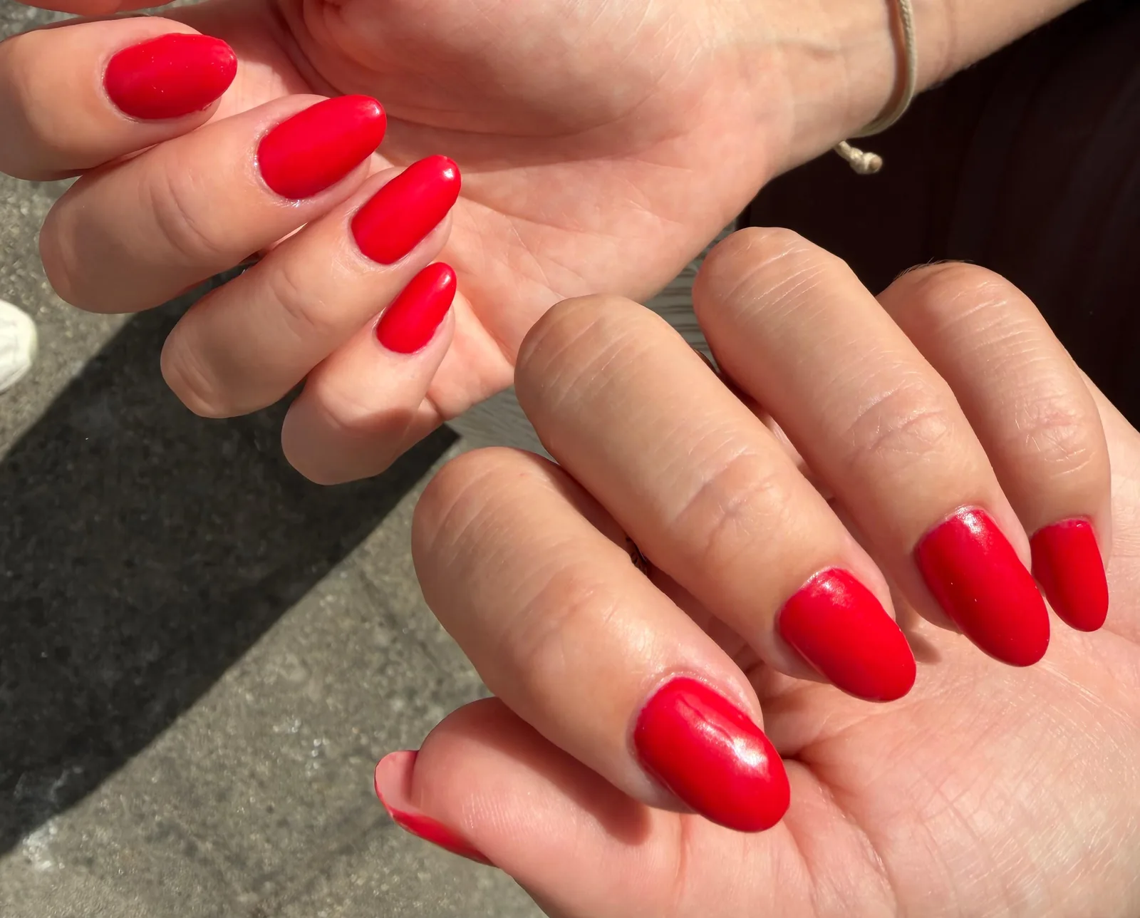 Helderrode kleur op afgeronde nagels