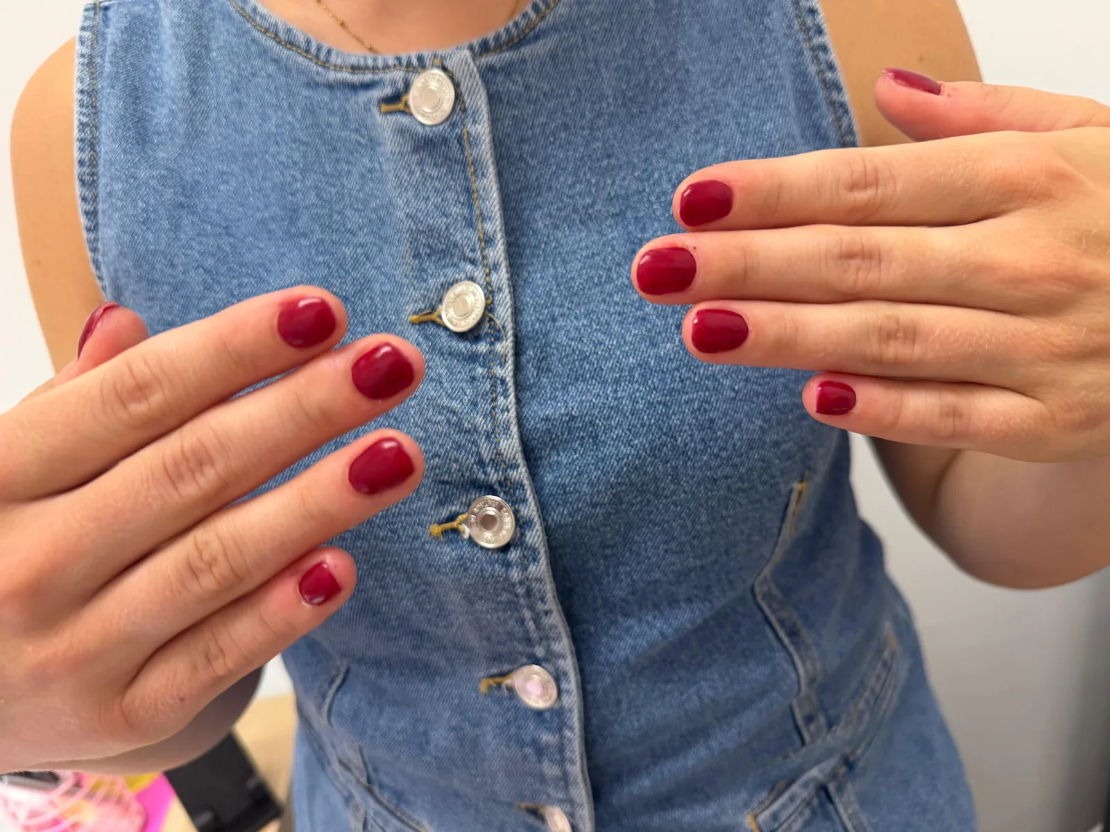 Donkerrode kleur op korte ronde nagels