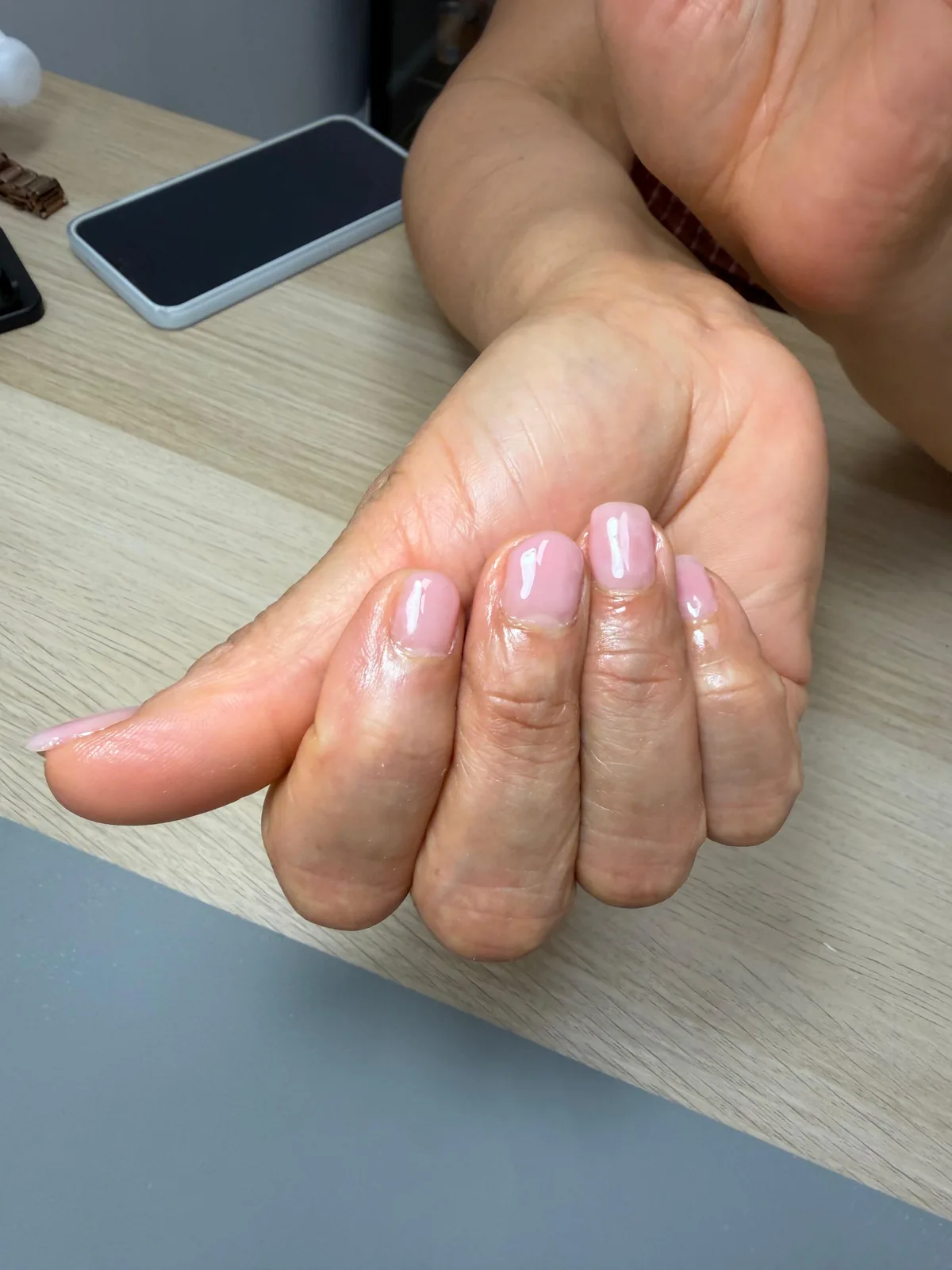 Transparante roze glans op natuurlijke nagels