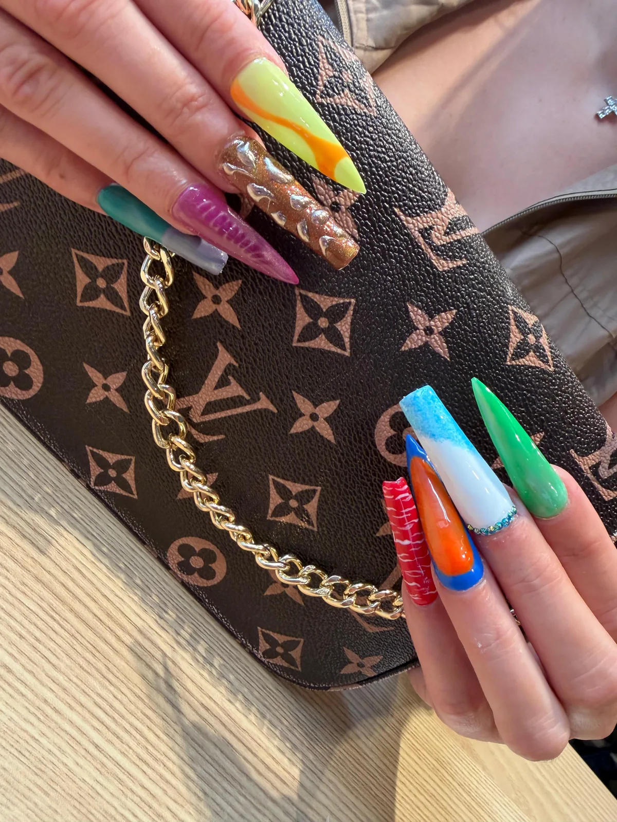 Extra lange kleurrijke nagels met reliëfdetails
