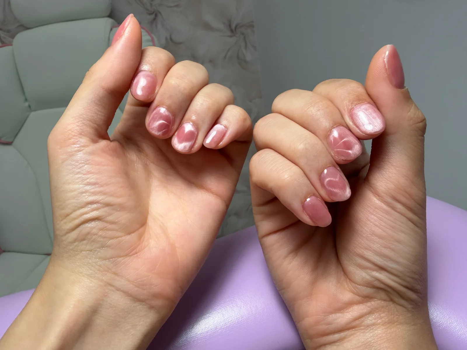 Roze nagels met witte lijnen en glinsterende details