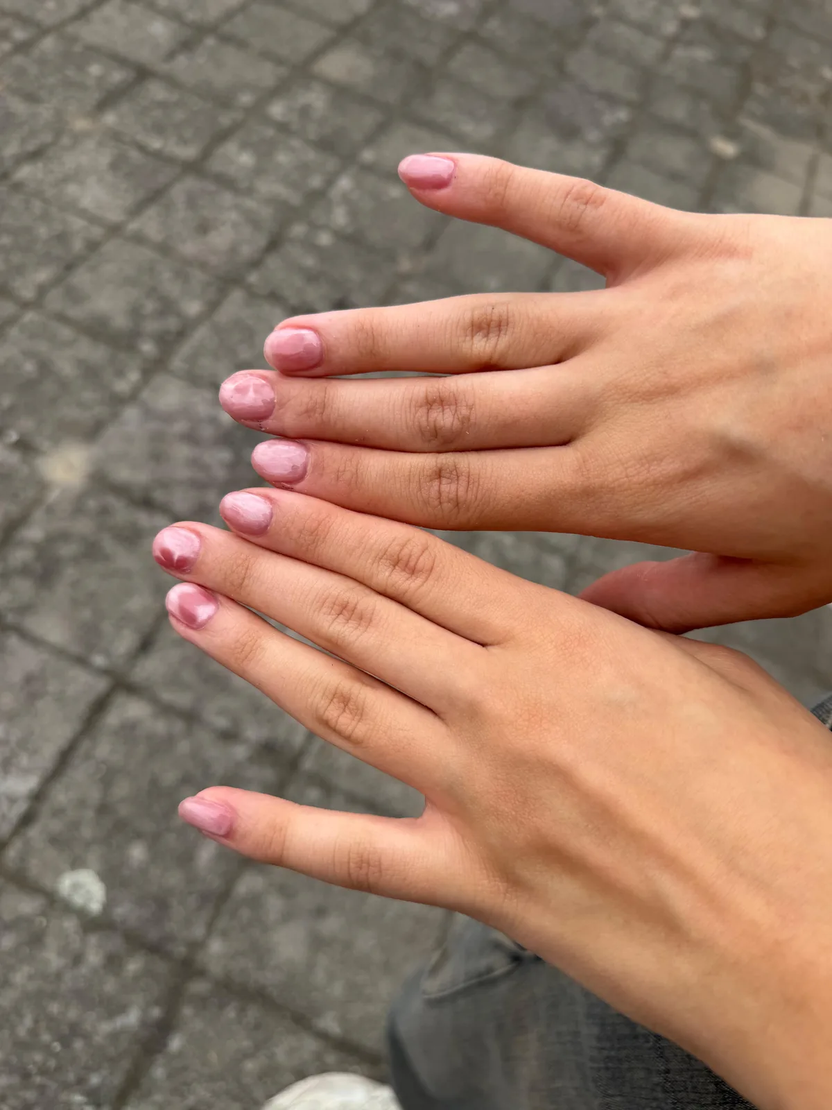 Zachtroze kleur op lange vierkante nagels