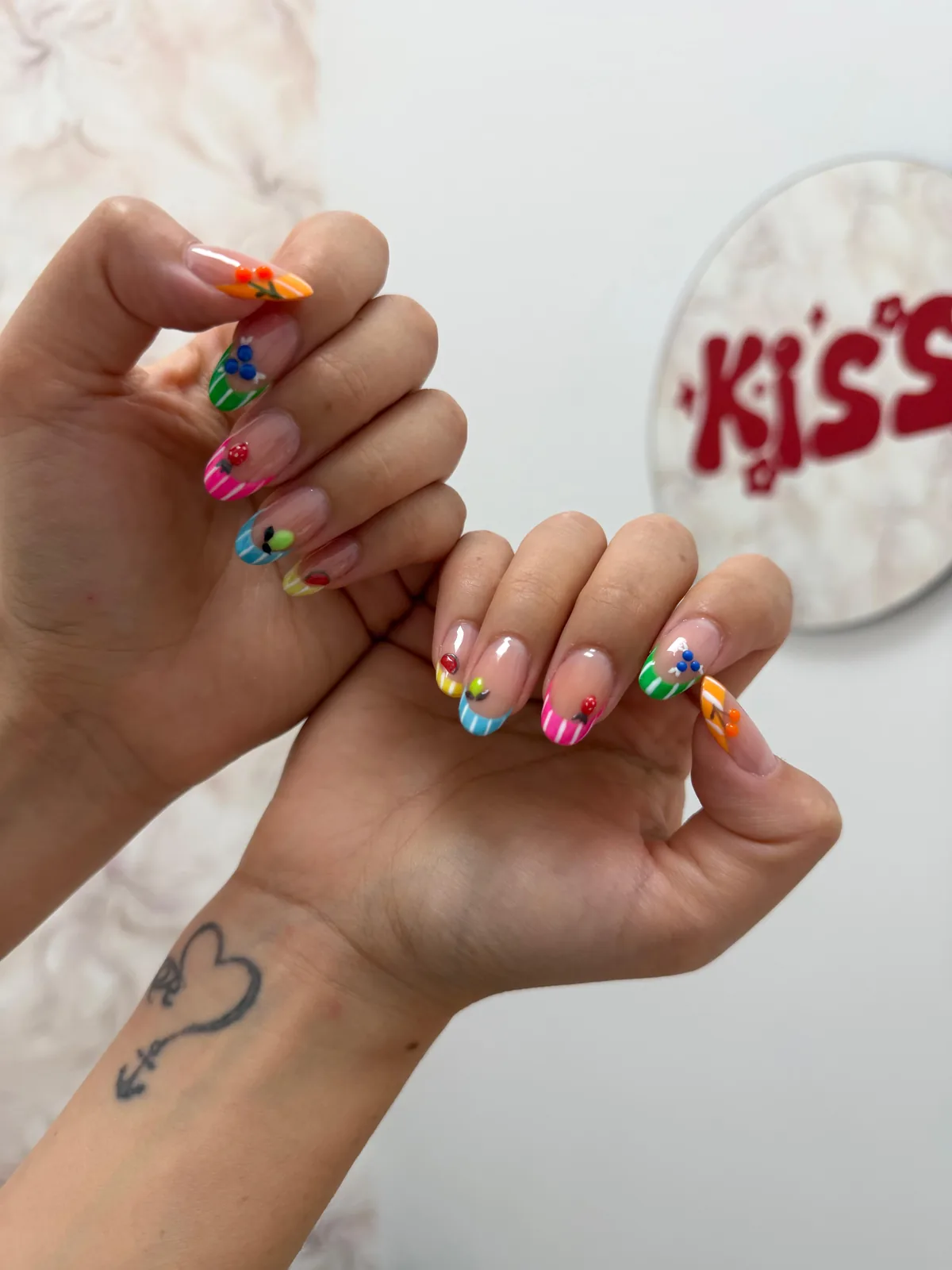 Roze basis met veelkleurige bloemdetails