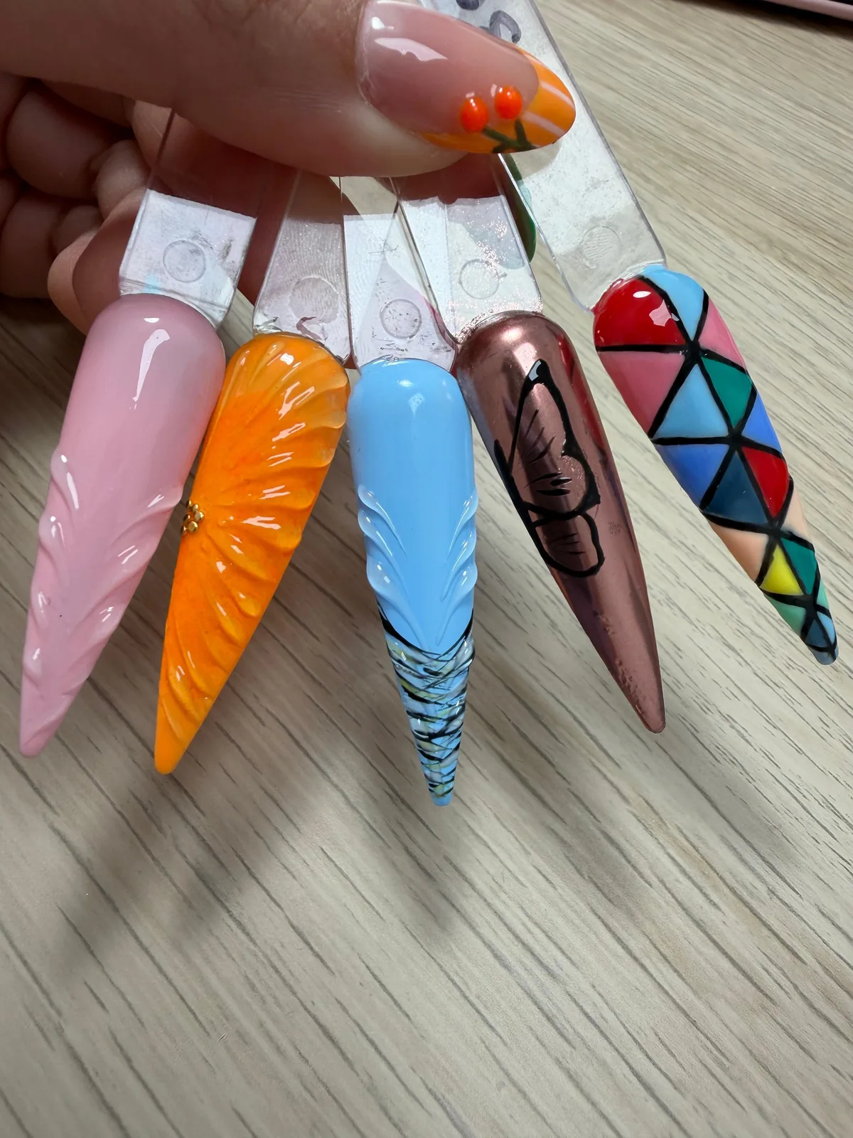 Decoratieve nageltips met kleur, reliëf en geometrie