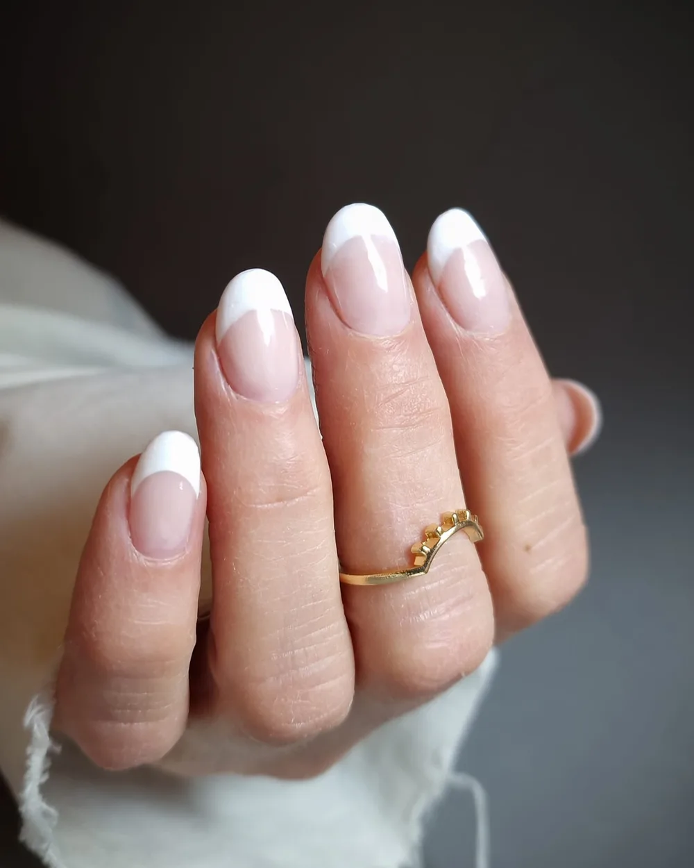 Witte french tips op ovale roze nagels