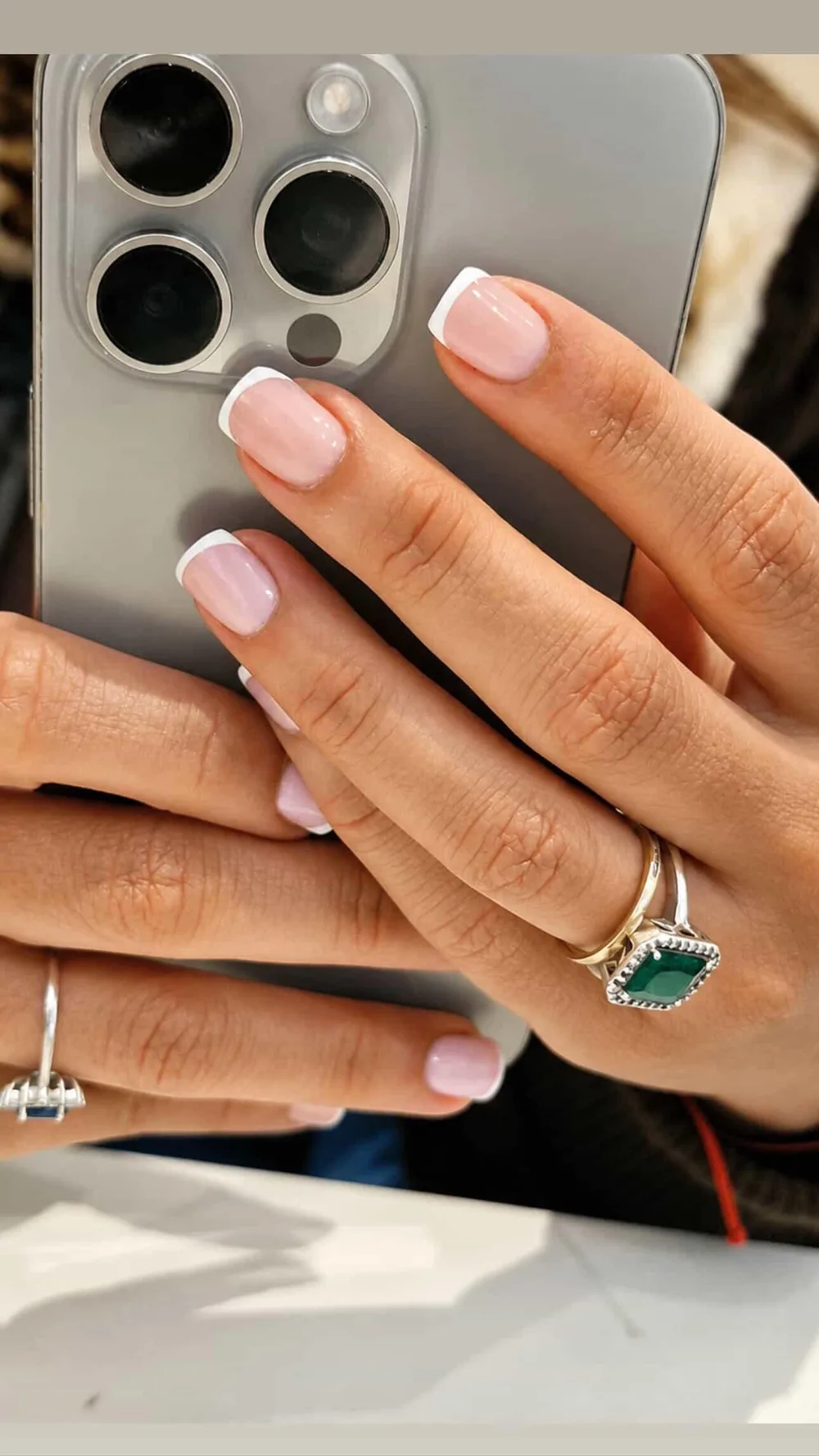 Zachtroze nagels met witte french tips