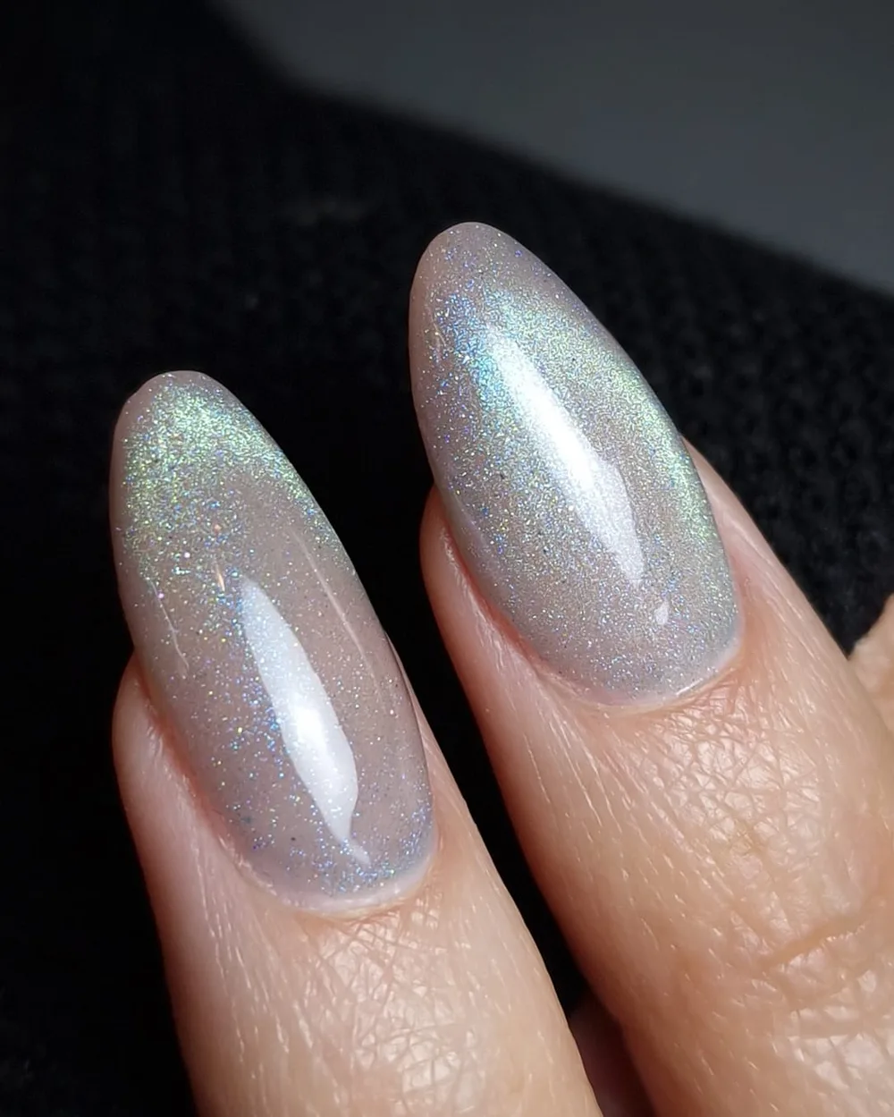Zilverachtige holografische glans op puntige nagels
