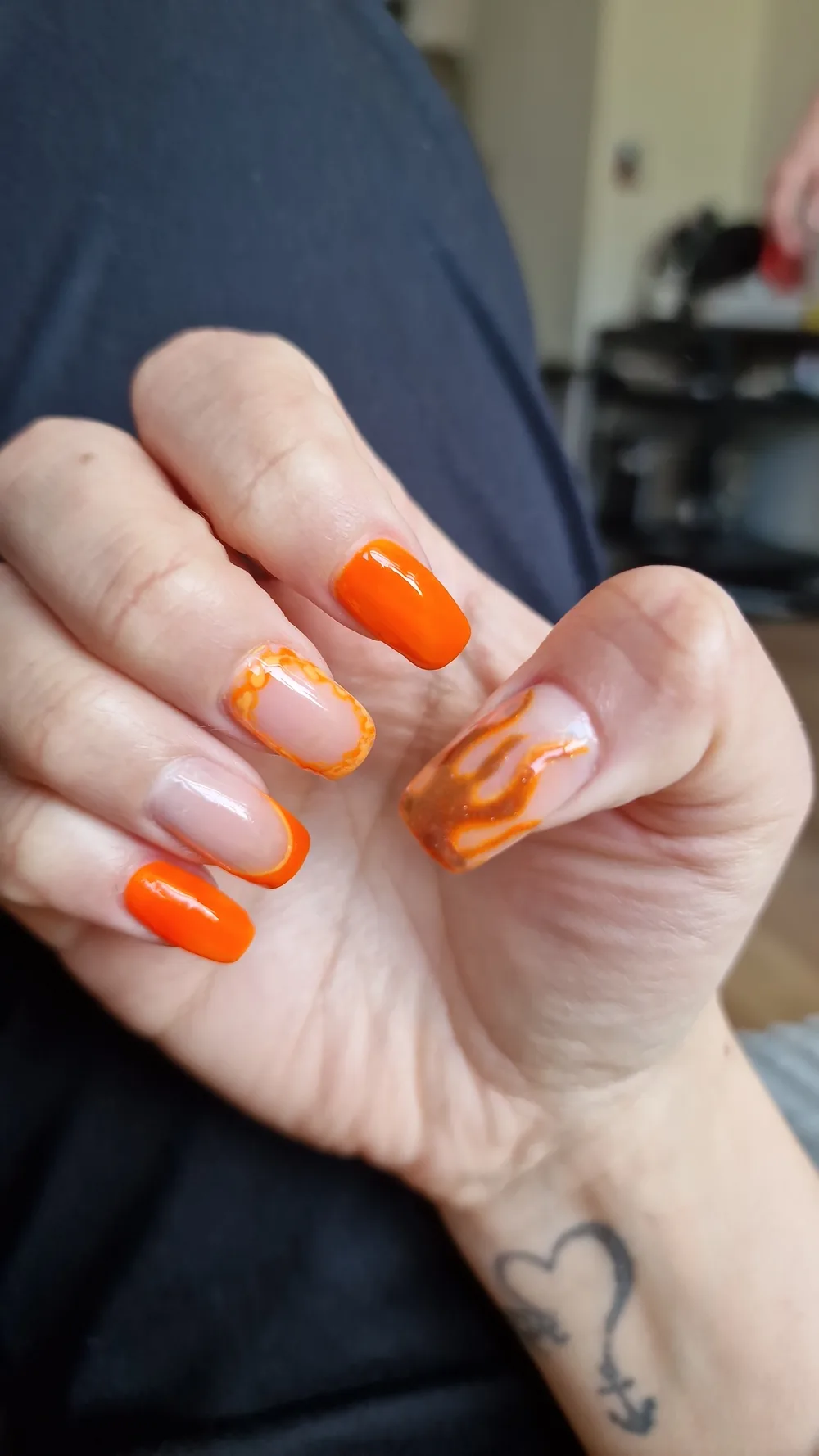 Oranje nagels met lichte golvende details